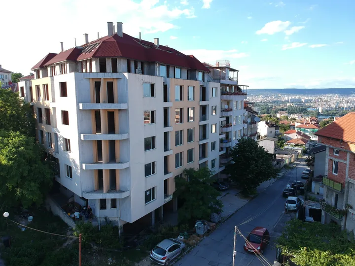 Страничен изглед към фасадите на жилищна сграда „Чонгора“.