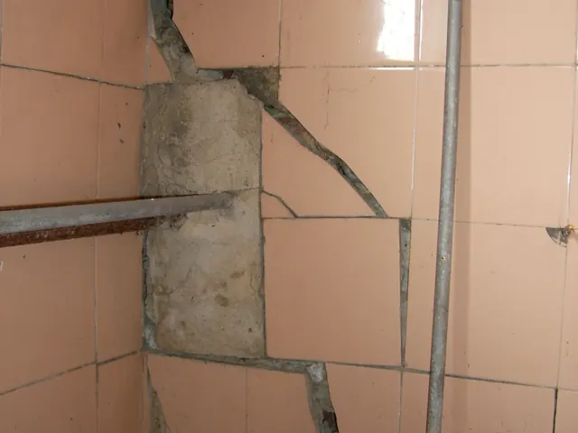 Стена с напукана и нарушена облицовка от плочки
