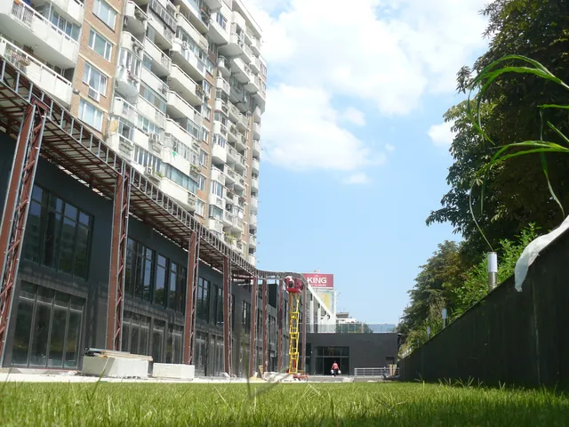 Изглед към фасадата със строително скеле