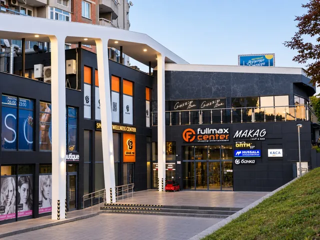 Вход и осветена фасада на завършения Fullmax Center