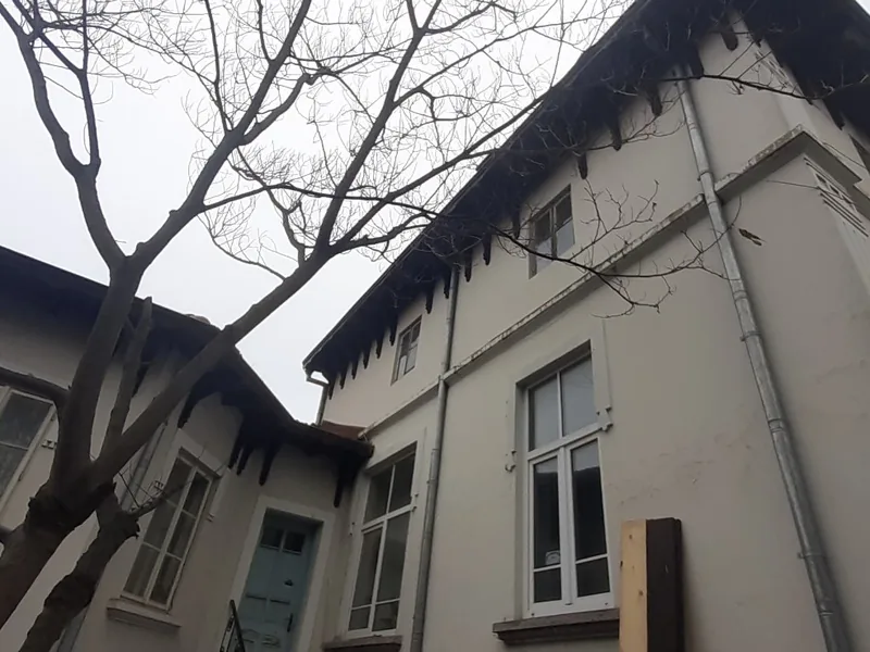 Изглед от двора към фасадите и стрехите на сградата